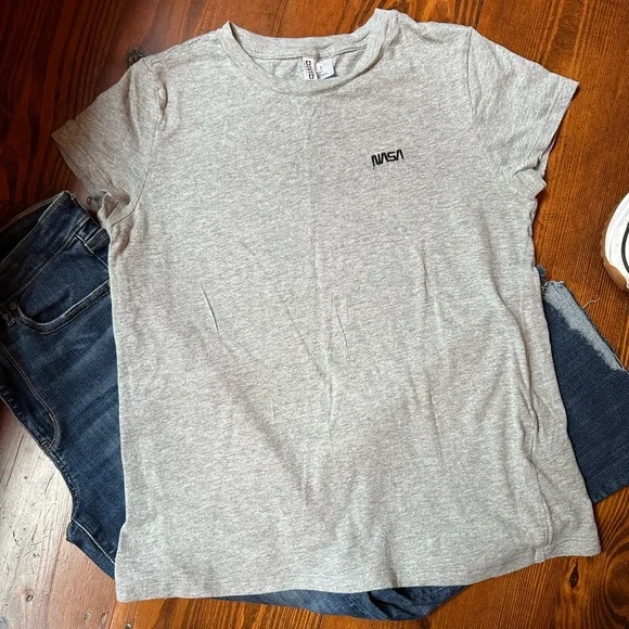 H&M Women’s NASA Basic GrayTee 🚀 - Picture 2 of 6